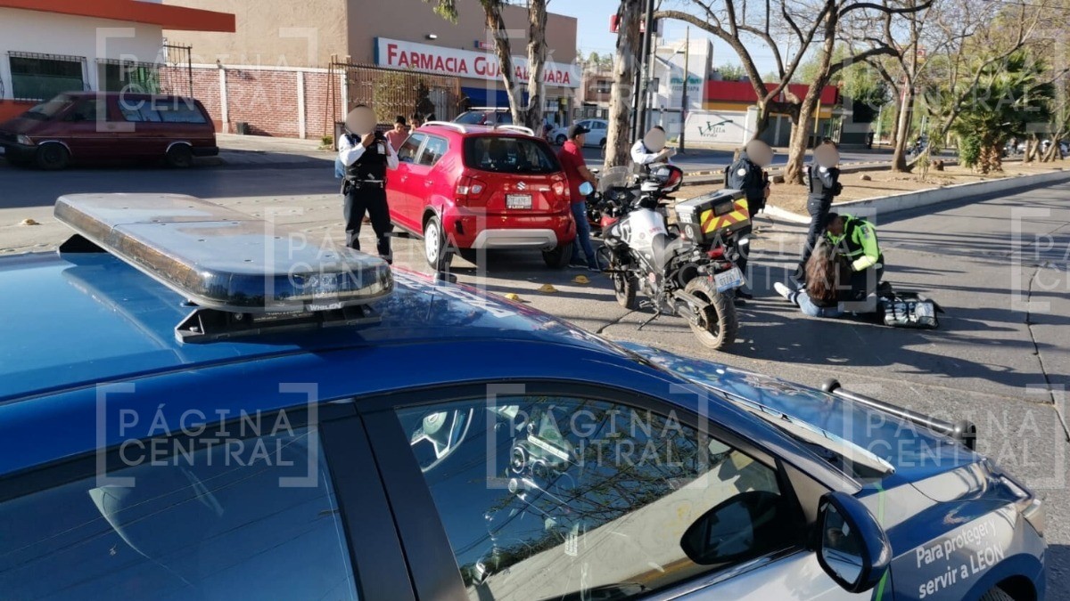 Joven iba en su moto cuando de pronto la impacta auto al salir de calle en Paseo de Jerez