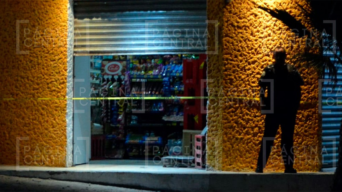 Ejecutan a un hombre dentro de una tienda de abarrotes; le dispararon cinco veces