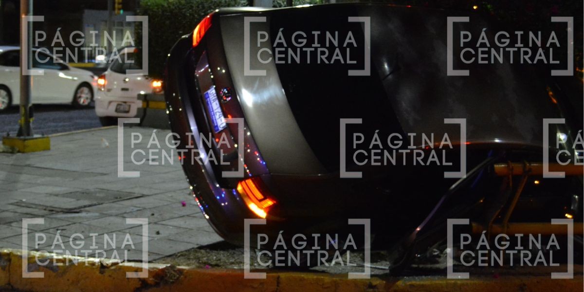 VIDEO ¡Accidente en Malecón! Conductor sufre aparatosa volcadura