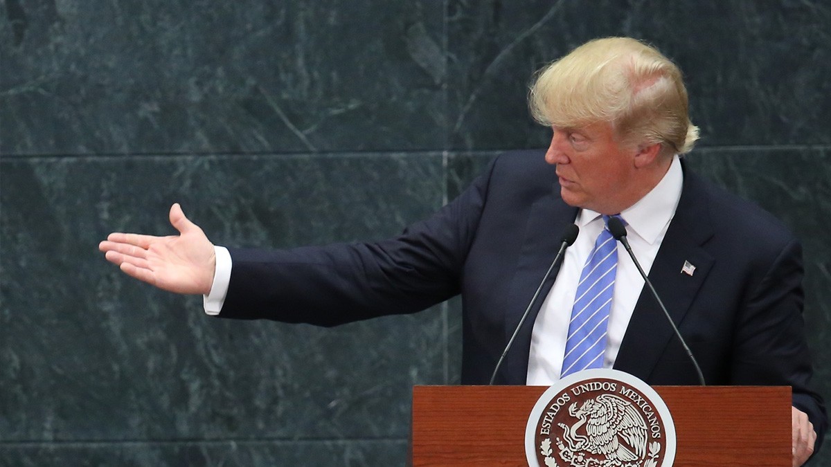 Amaga Trump con un tercer mandato en EU