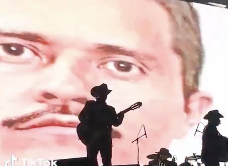 VIDEO Proyectan fotos de 'El Mencho' en concierto; condenan homenaje