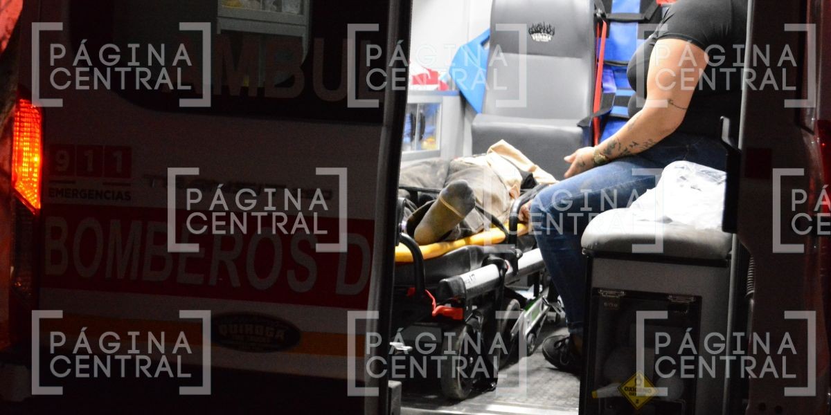 ¡Aparatoso accidente! Perro se atraviesa y 2 menores en moto chocan