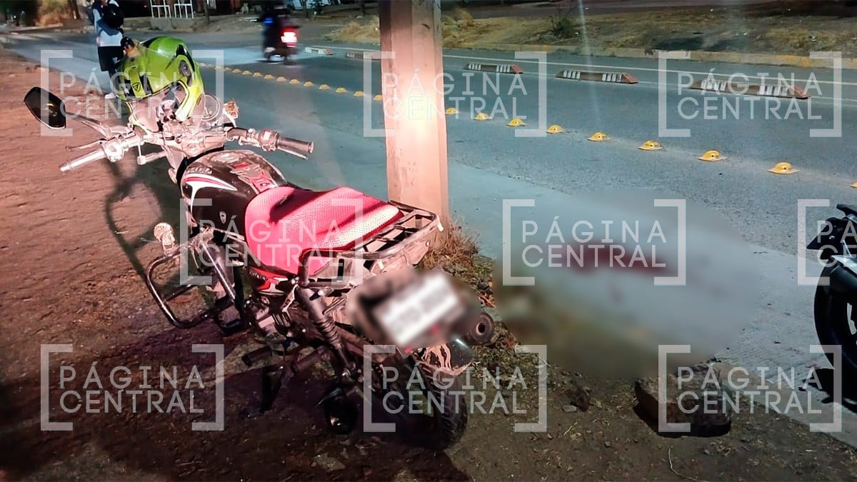 Motociclista se estrella contra poste de alumbrado cuando iba por la cena para su familia