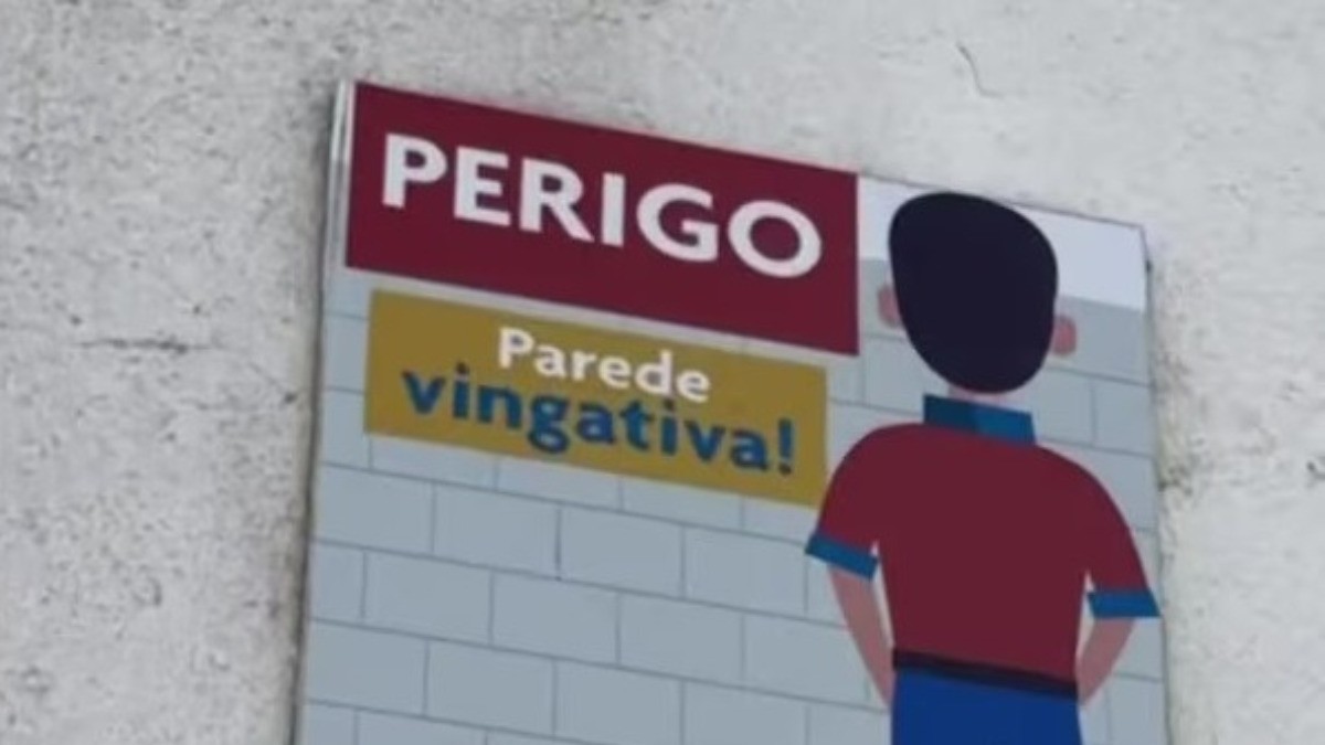 Evitan que la gente orine en la vía pública con este creativo cartel y una peculiar medida