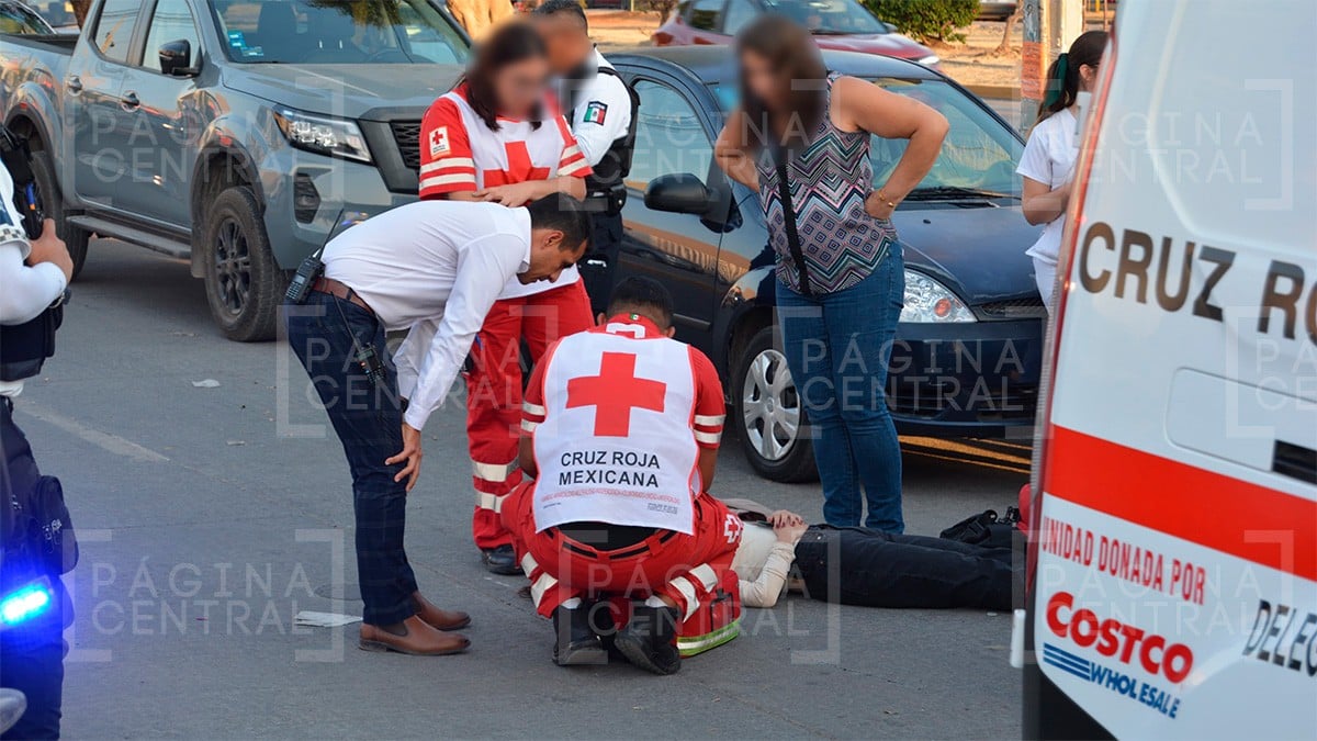 Jovencita estudiante intenta cruzar bulevar de León y motociclista la impacta