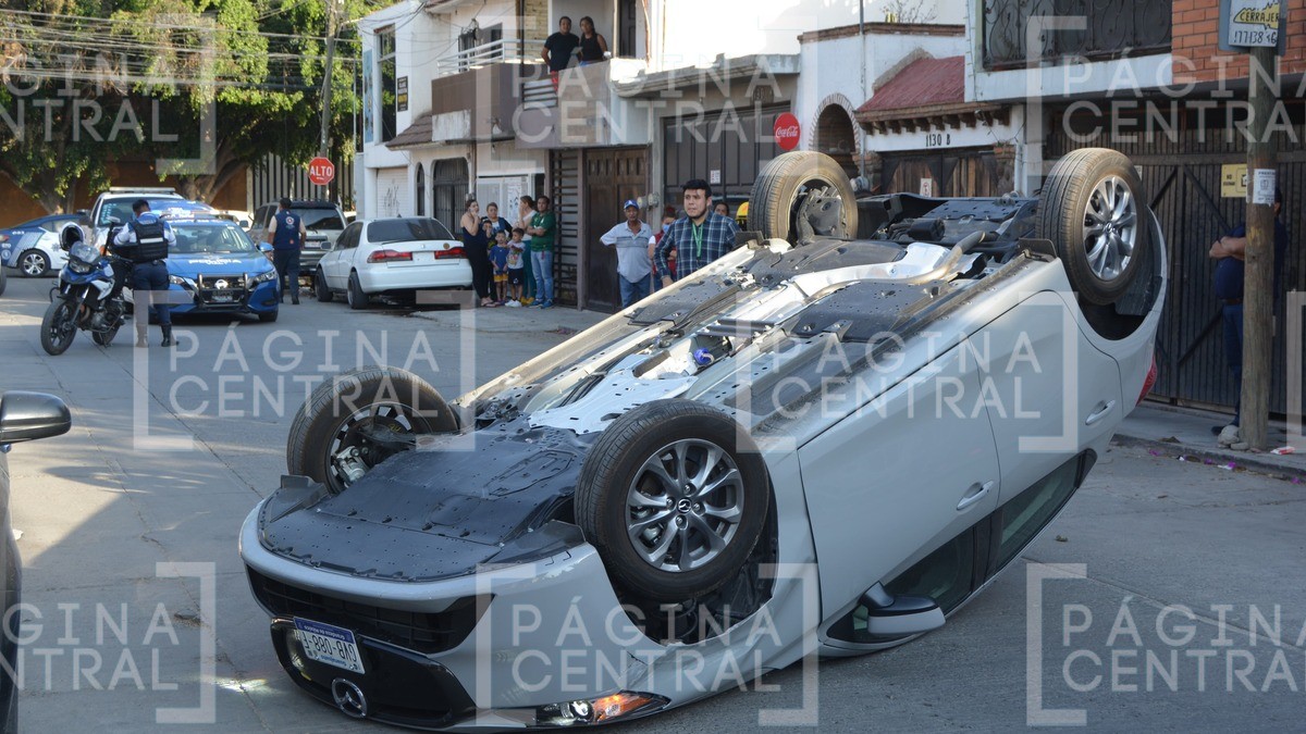 Mildred pierde el control, choca contra un Aveo y vuelca; quedó con las llantas arriba