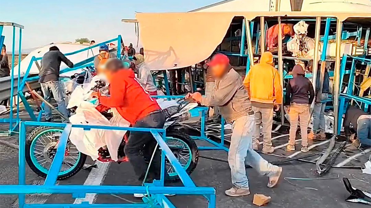 VIDEO Tráiler choca y pobladores roban las motocicletas que transportaba