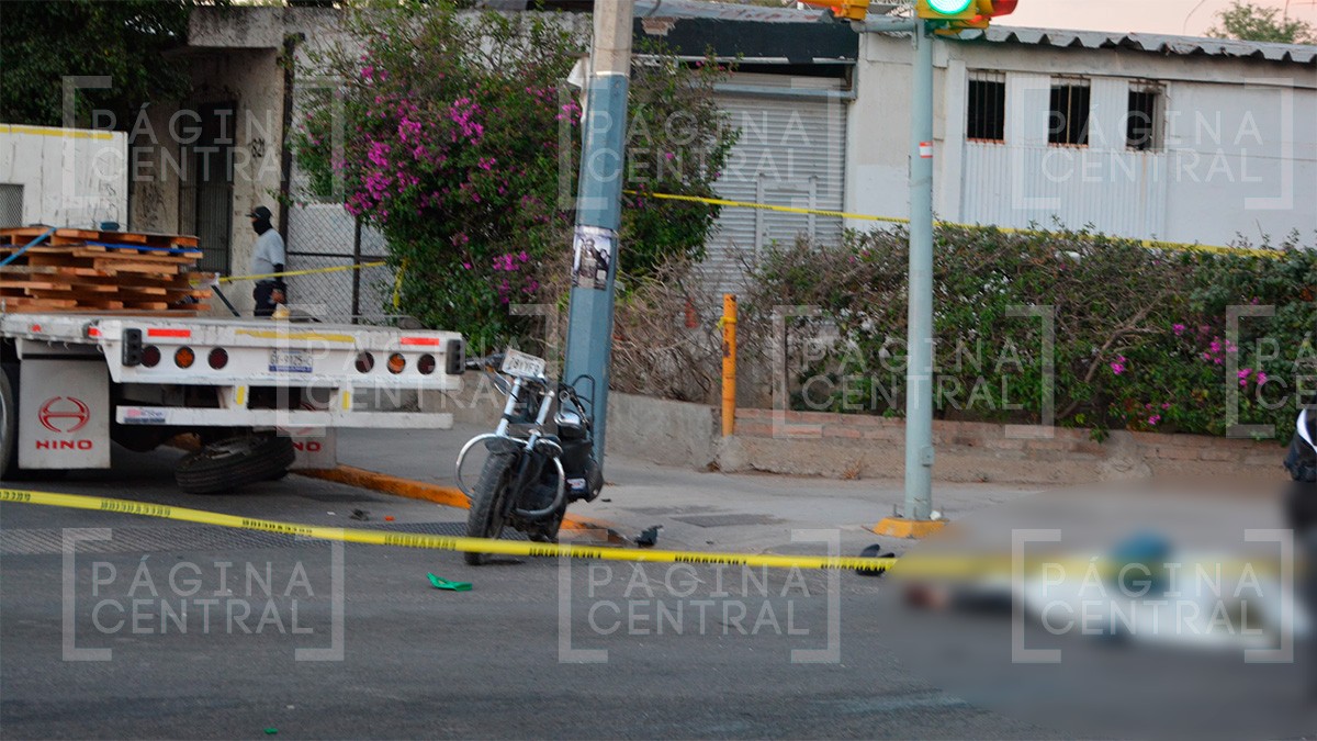 Motociclista muere tras impactarse contra una camioneta de carga en Mariano Escobedo