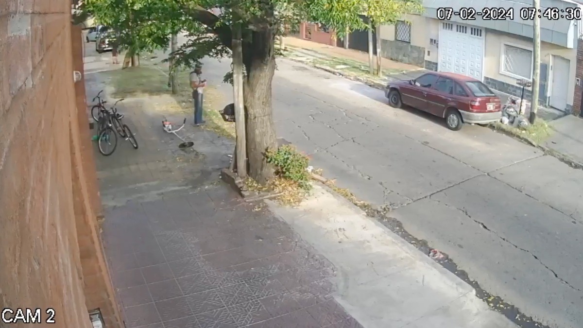 Lo apuñaló: Hombre mata a su propio hijo para defender a nuera con su bebé en pelea