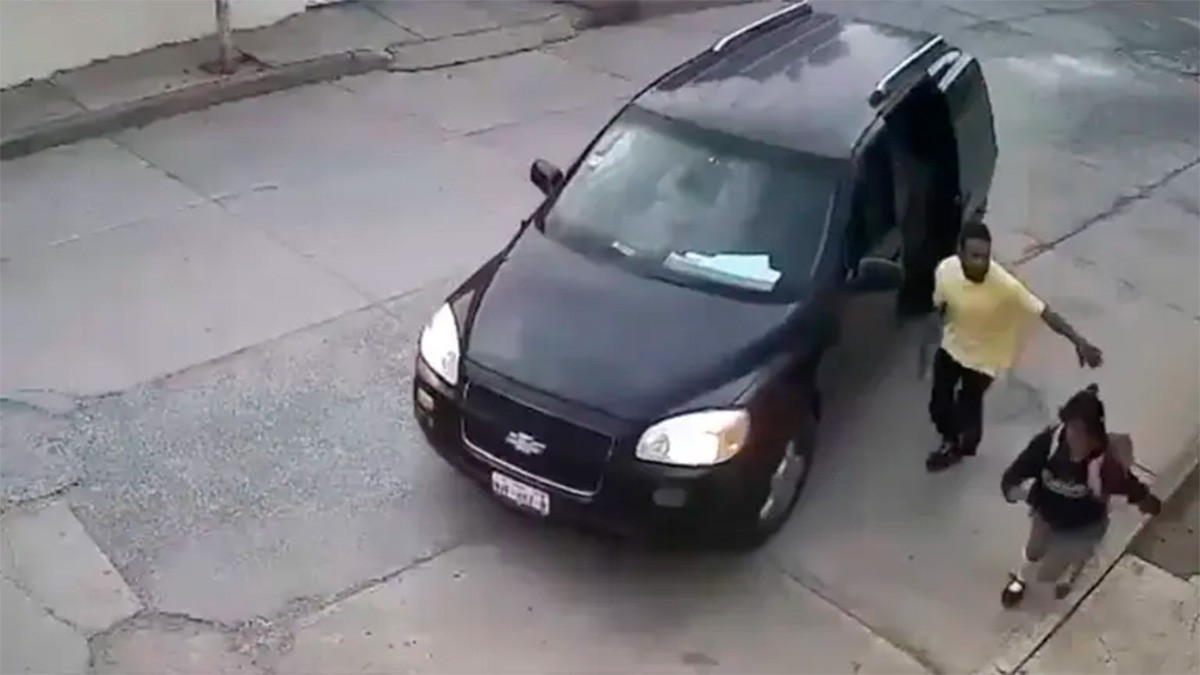 VIDEO Intentan subir a joven de secundaria a una camioneta; papás y vecinos la rescatan