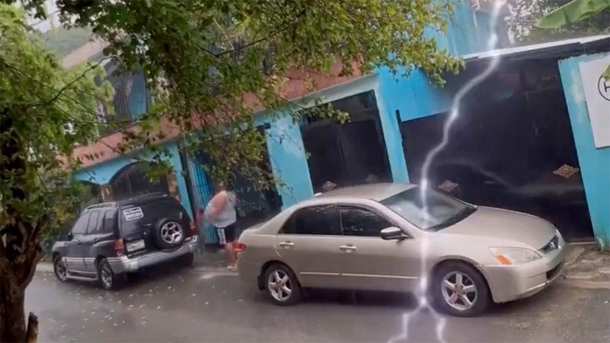 VIDEO ¡Impactante! Un rayo alcanza a un hombre que disfrutaba de la lluvia