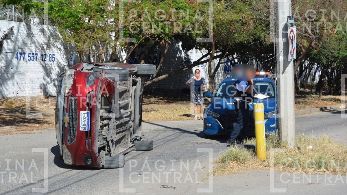 ¡Impactante! Auto choca con poste de luz y luego vuelca en colonia Agua Azul