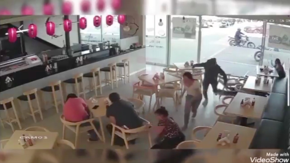 Mujeres salen de cajero y empistolados las persiguen; intentan escapar, pero no lo logran