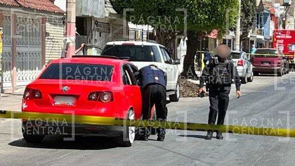 ¡Ataque! Balean a 2 que iban en auto en Valle de Señora, chocan y mujer se baja para huir
