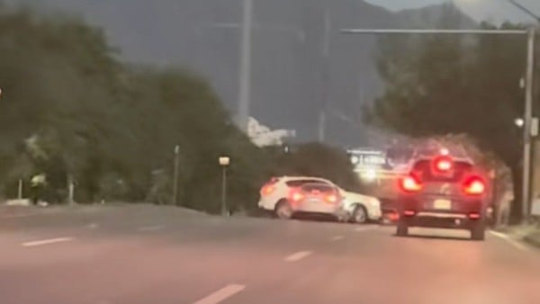 VIDEO ¿Carritos chocones? Captan a conductores peleando en pleno bulevar ¡con sus carros!