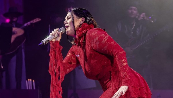 Logra Yuridia 'sold out' en Plaza de Toros México; promete un show ¡sin cucarachas!