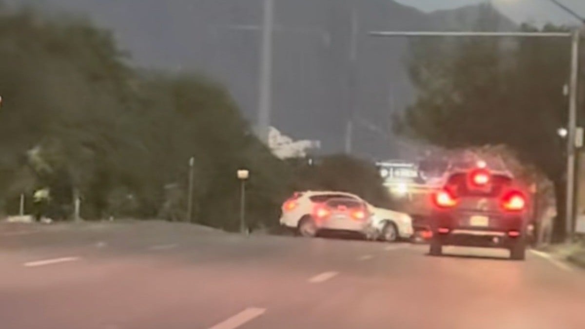 VIDEO ¿Carritos chocones? Captan a conductores peleando en pleno bulevar ¡con sus carros!