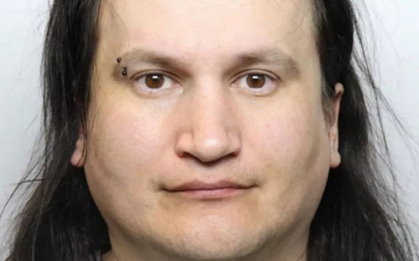 Hombre lleva a hijo a misa tras matar a vecino, desollarlo y esparcir sus restos 