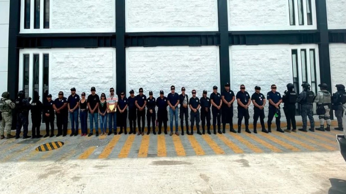 'Con las manos en la masa' Caen 21 policías y un comandante, de estos delitos los acusan