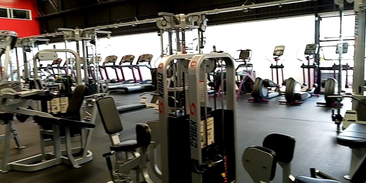 Lo aplastaron 65 kilos: Muere joven tras caerle en la cabeza máquina del gym