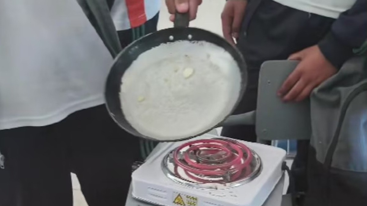 VIDEO Alumnos de secundaria preparan hot cakes en su salón tras veto a comida chatarra