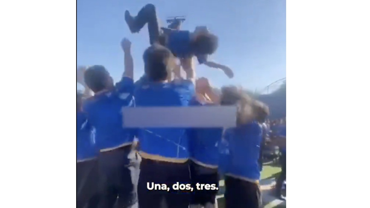 ¡Impactante! VIDEO muestra cómo lanzan a estudiante al aire, pero no lo atrapan