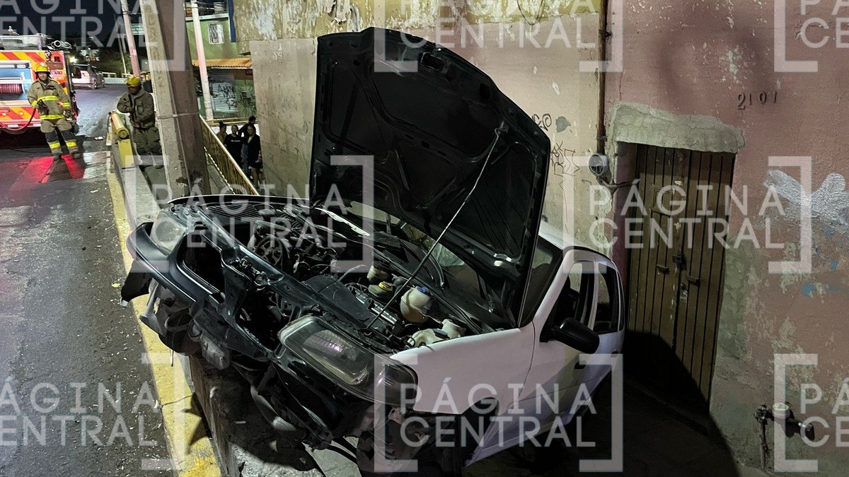 Conductor ebrio provoca aparatosa volcadura en el Malecón del Río; iba con más jóvenes