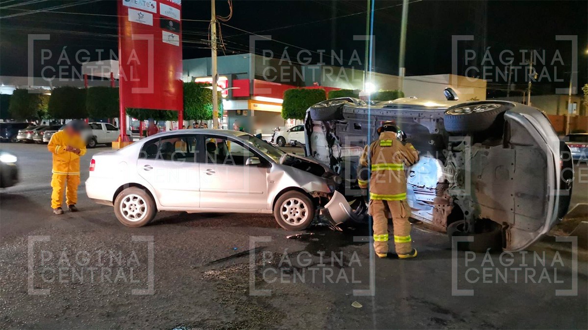 Auto termina volcado tras accidente entre dos vehículos en el antiguo camino a Alfaro