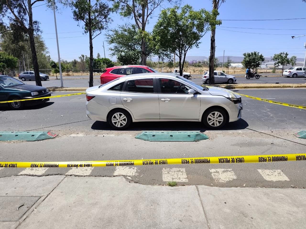 Frente a su hijo de 5 años hombre balea a madre y ella se arroja de auto en movimiento