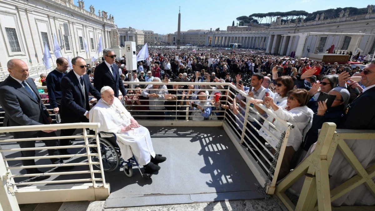 VIDEO Así sorprendió el Papa tras reaparecer en medio de su convalecencia