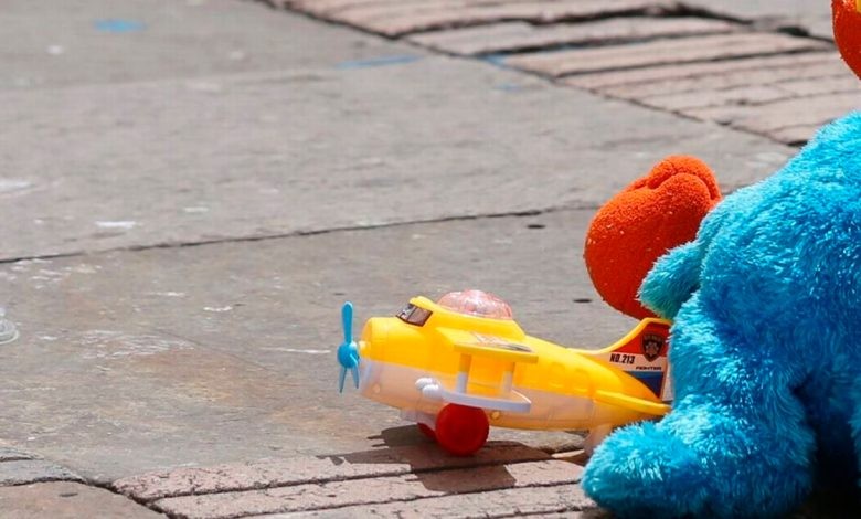 Terminó con quemaduras: Padrastro lanza cemento a niño en los ojos