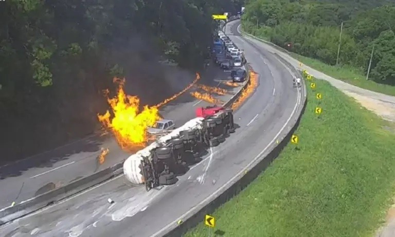 VIDEO ¡De película! Captan momento en que pipa explota y se incendian 24 vehículos