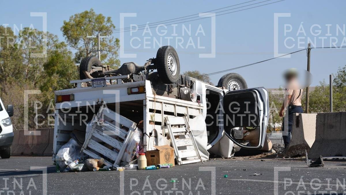 ¡Ten cuidado! Aparatosa volcadura deja tres heridos en la León-Lagos