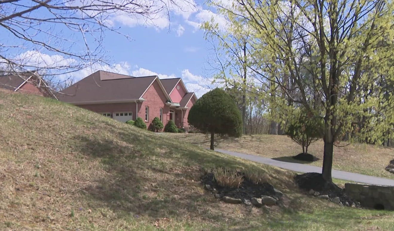 ¡Se escondió horas en el armario! Hombre asesina a su abuela y esto hace con ella 
