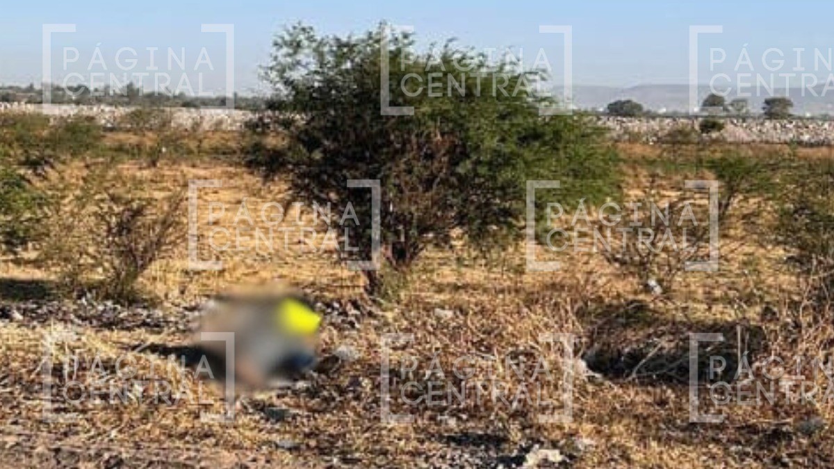 ¡Gran susto! Pobladores iban por un camino cuando vieron cuerpo abandonado con un mensaje