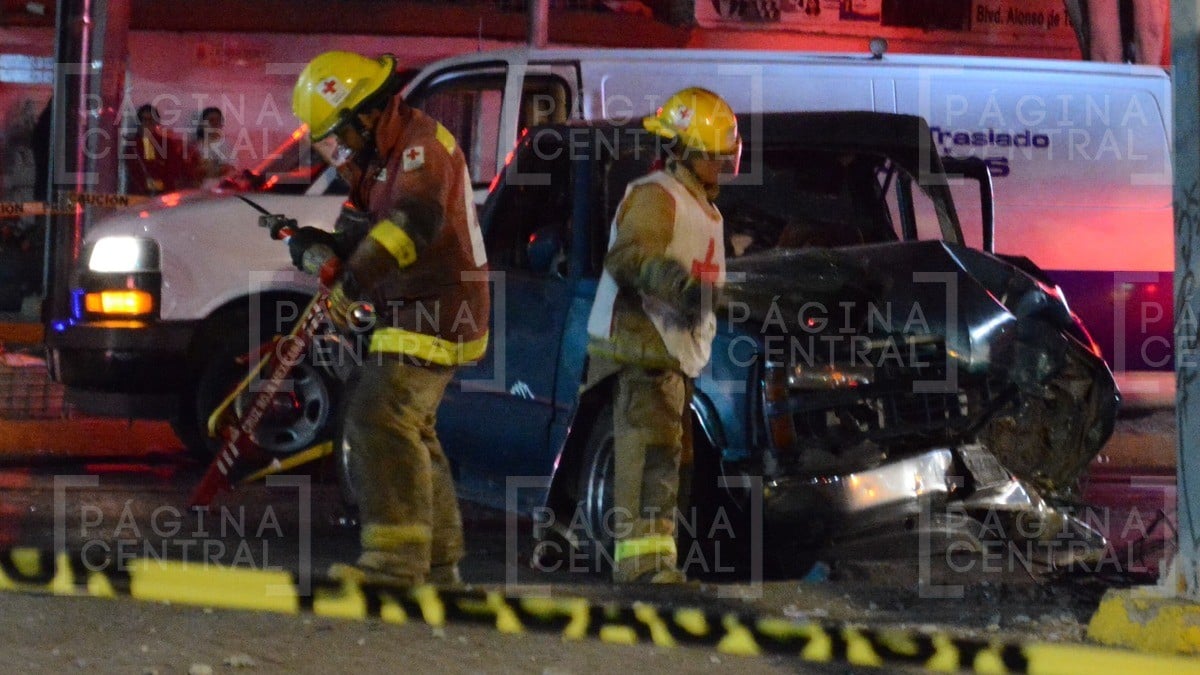 Manejaba ebrio y hacía acrobacias en su camioneta, choca contra poste y muere en León I