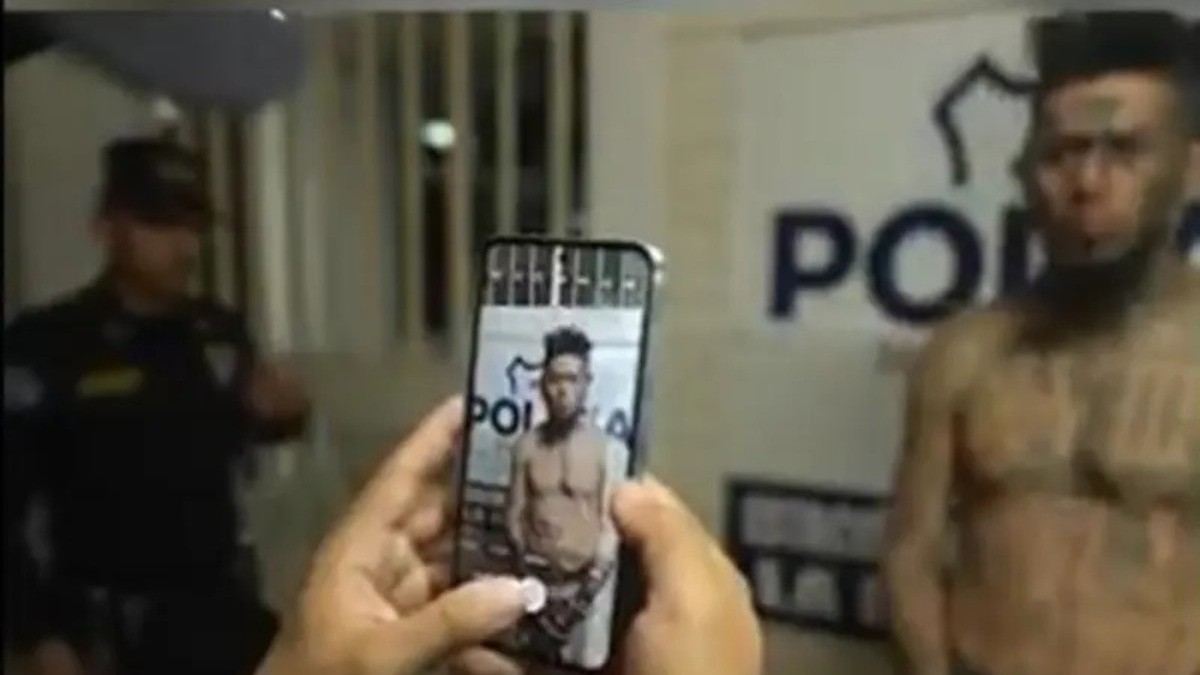 VIDEO Llega a megaprisión de Bukele líder de la Mara detenido en México, así lo recibieron