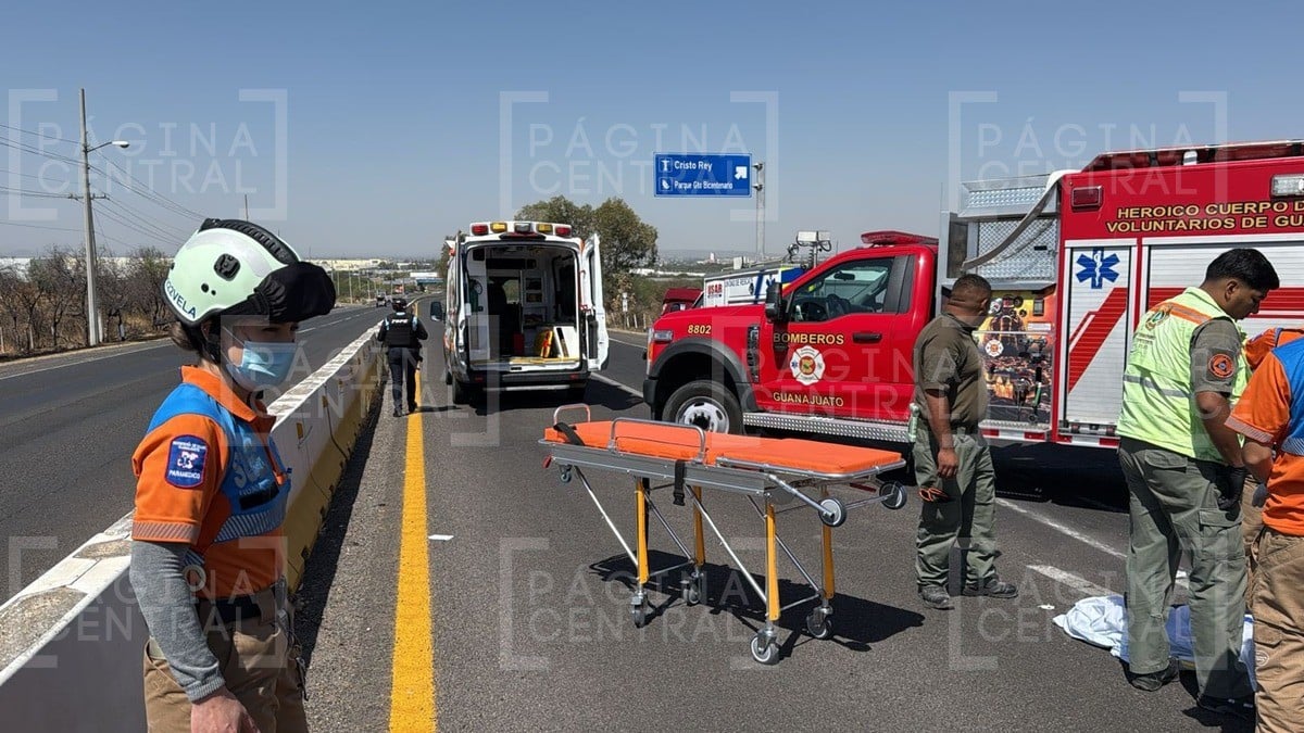 Mujer pierde el control de su auto en la Guanajuato-Silao y termina llantas para arriba