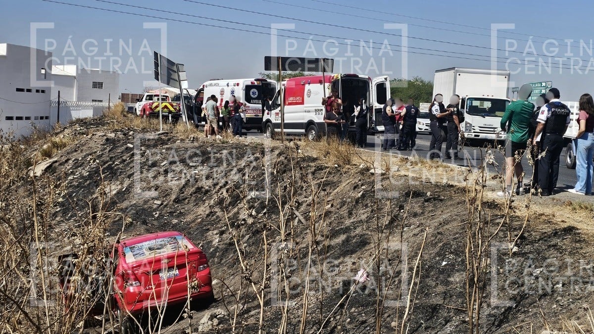 “Ese gü…no se fijó, se aventó sin ver” Toma retorno, choca a familia con bebé y los vuelca