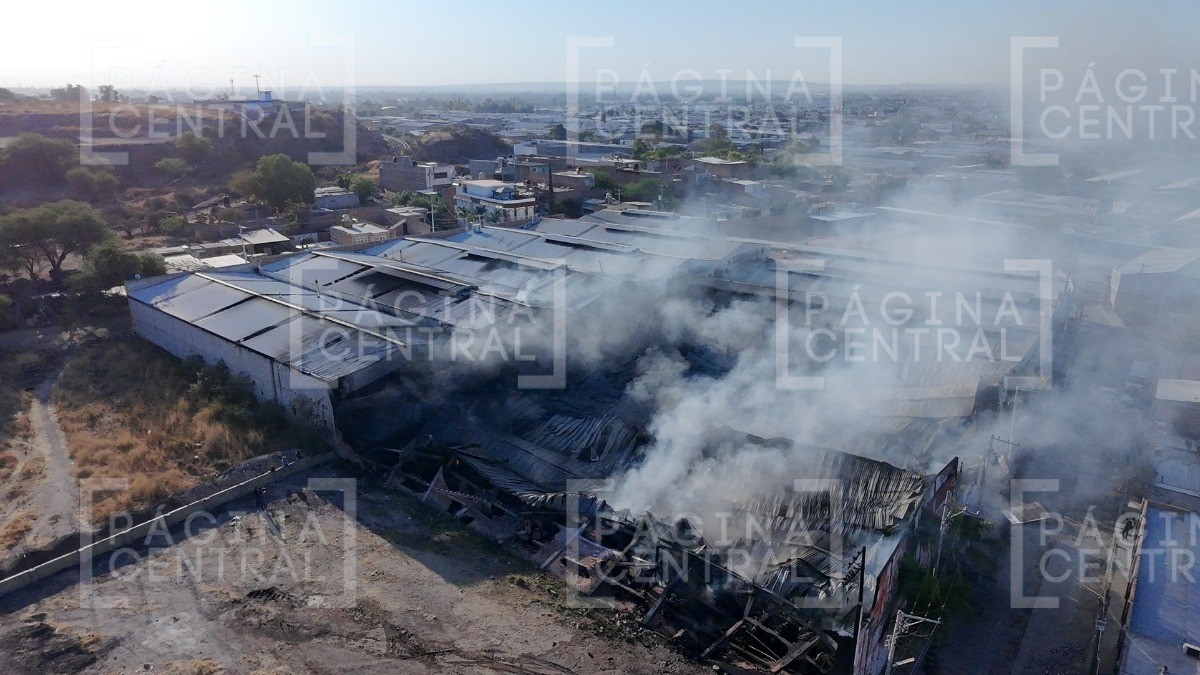 VIDEO ¡Se lleva casi todo! Voraz incendio consume cuatro bodegas