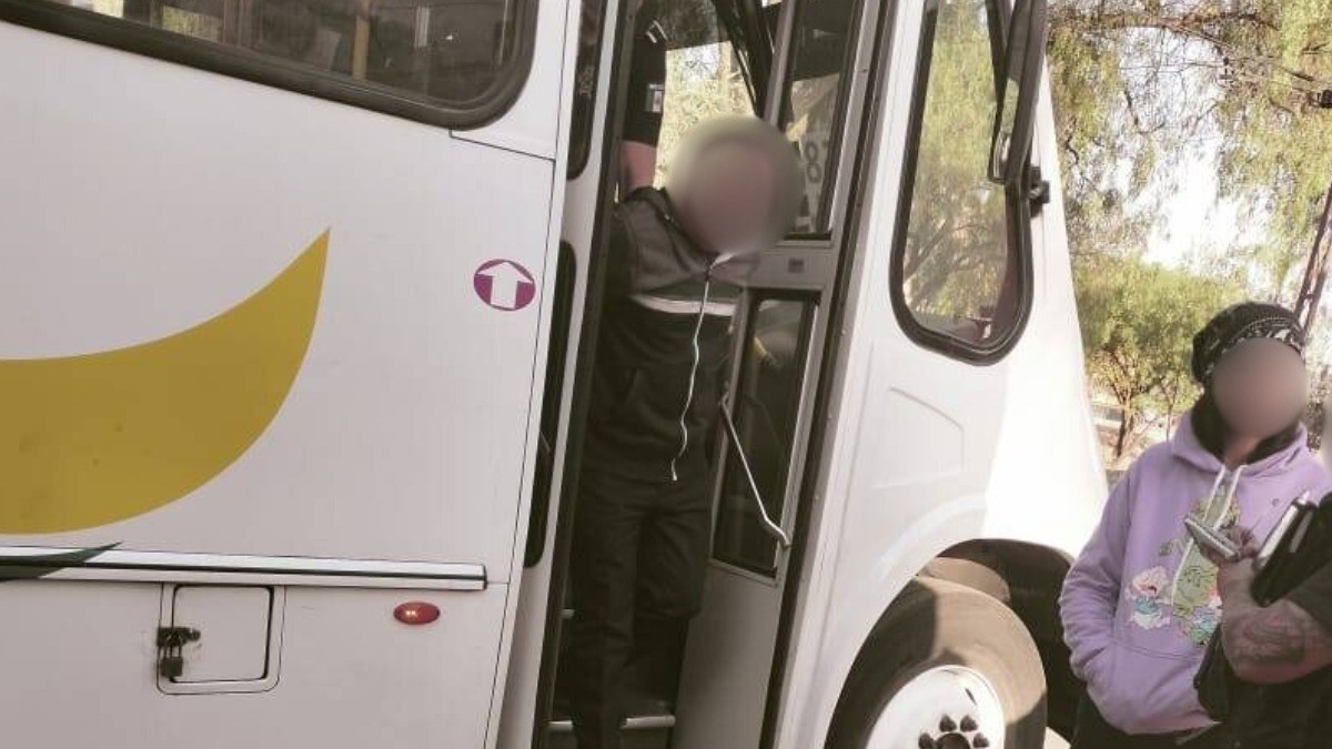 “Se los suplico, perdónenme” Pasajeros de camión retienen a hombre señalado de acoso