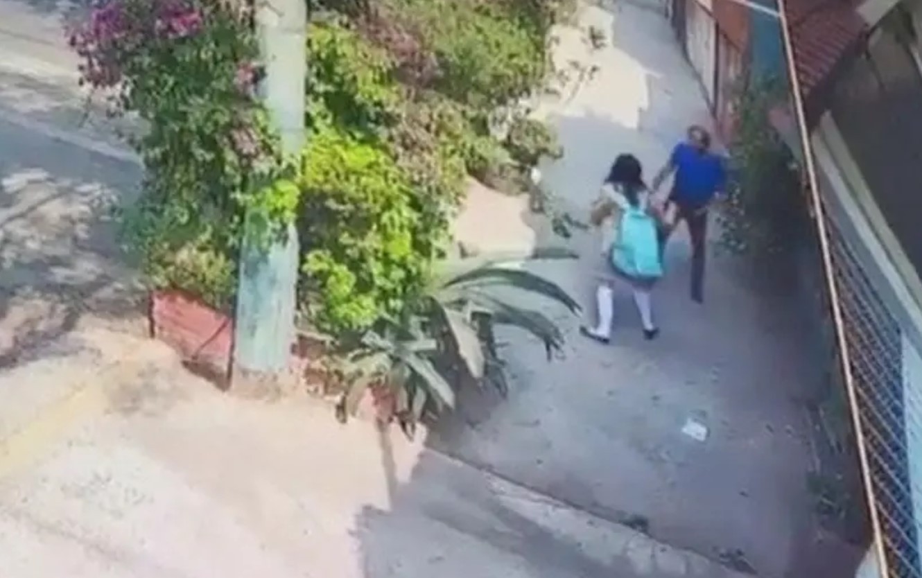 VIDEO Agrede a niña cuando salía de la escuela y vecinos propinan golpiza