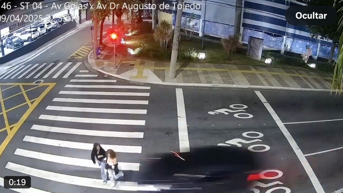 ¡Tragedia! Mujeres iban platicando y al cruzar la calle un auto que iba ‘volando’ las mató