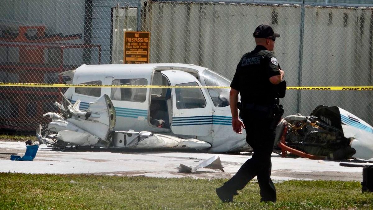 VIDEOS Avioneta se estrella en plena calle tras 20 minutos de vuelo; mueren tres personas