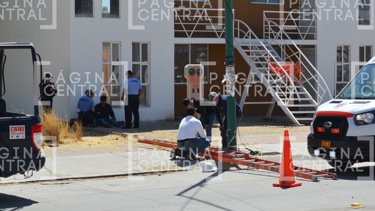 Trabajador instalaba fibra óptica en un poste de Villas de Barceló cuando cayó de escalera