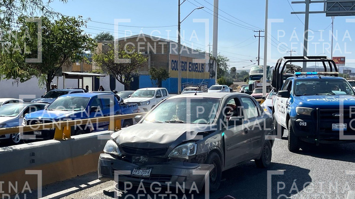¡No logró detenerse! Carambola entre cinco autos paraliza el bulevar Morelos