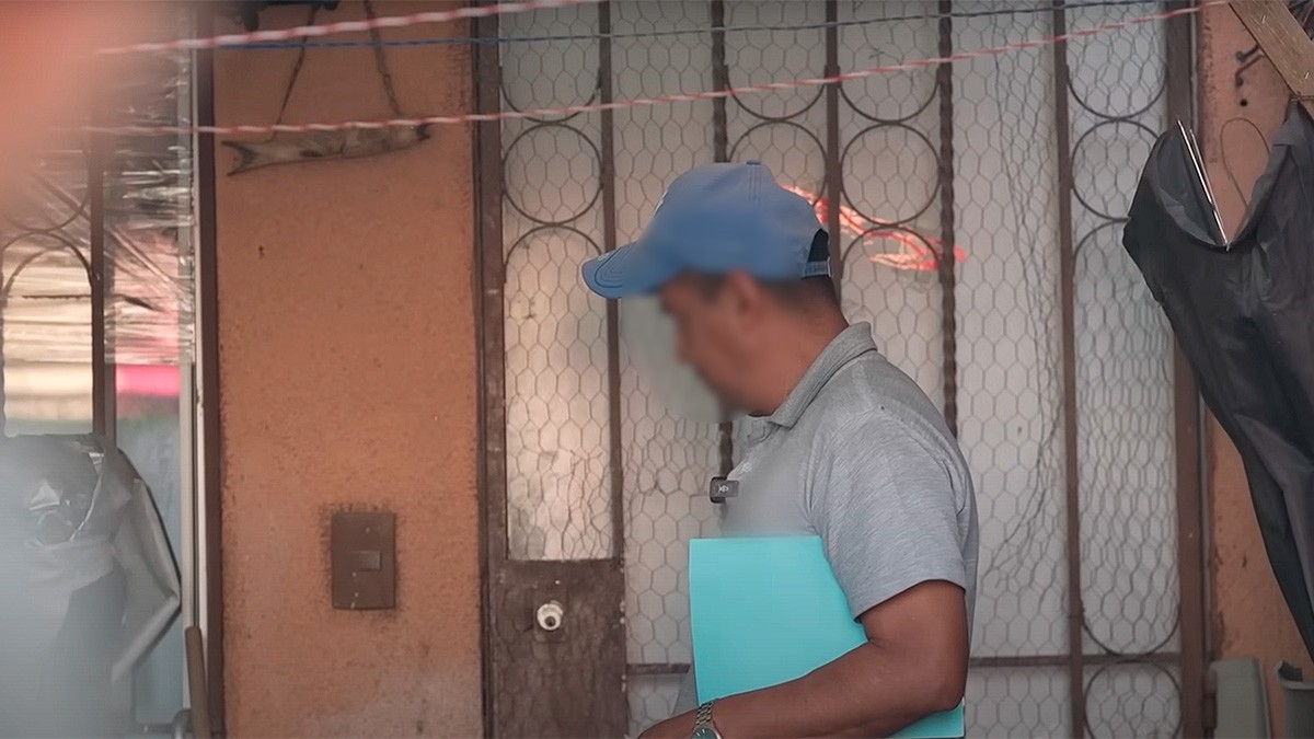 VIDEO Influencer ayuda a un ciudadano a recuperar su casa invadida; así lo logró