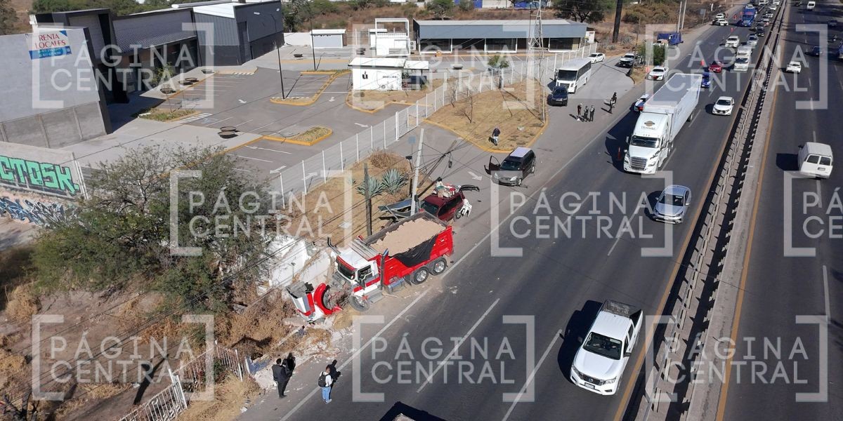 VIDEO ¡Al filo de la muerte! Así conductor de tolva evitó tragedia en la León - Silao