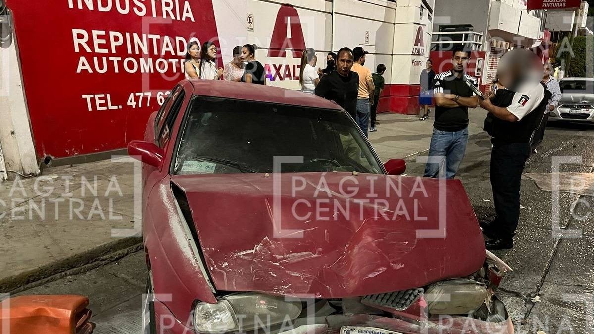 Tras huir de choque, impacta 5 unidades y provoca incendio de una de ellas en la Obregón
