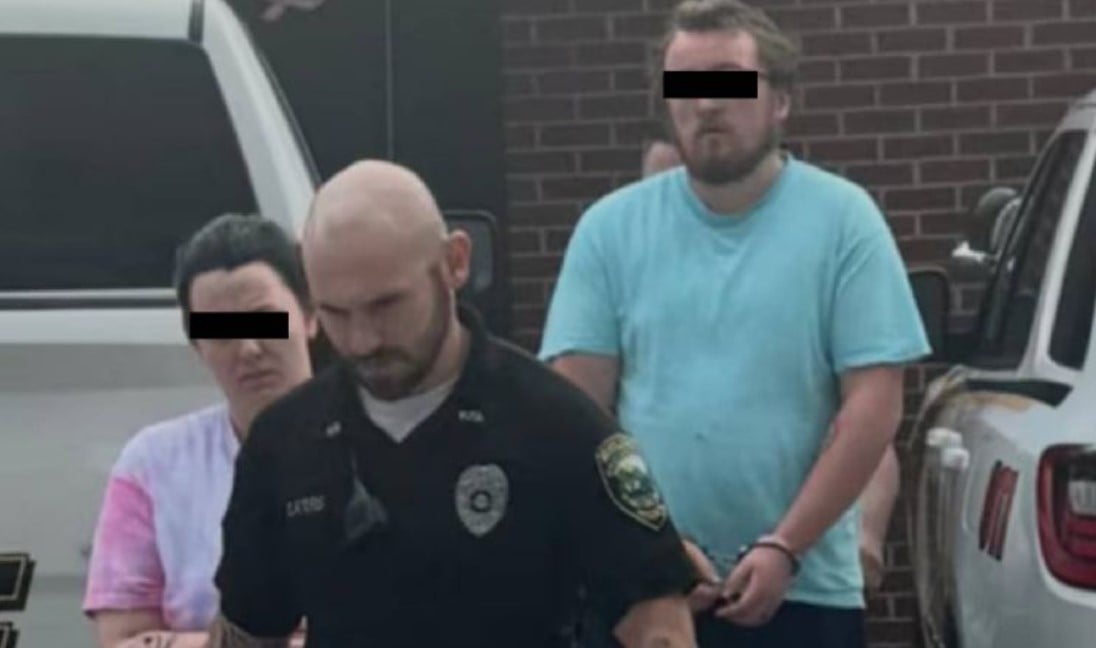 Porque no coloreó dentro de las líneas: Padres torturan a niño por hacer mal su tarea